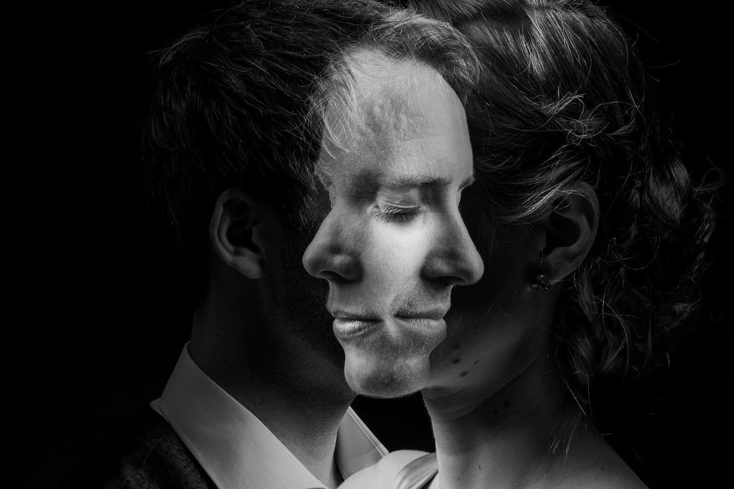 Anna-Lena & Björn verzaubern ihr Publikum und laden es zum Träumen ein. In ihren Kunststücken und Illusionen erzählen sie von den unsichtbaren Verbindungen zwischen Menschen – jenen kleinen Wundern, die im Alltag oft schon wie ein leiser Zauber wirken. Mit ihrer charmanten und zugleich geheimnisvollen Art ziehen die beiden ihr Publikum in den Bann der Magie. Ein Moment zwischen Wirklichkeit und Traum. Ein Traum, in dem plötzlich alles möglich scheint.
